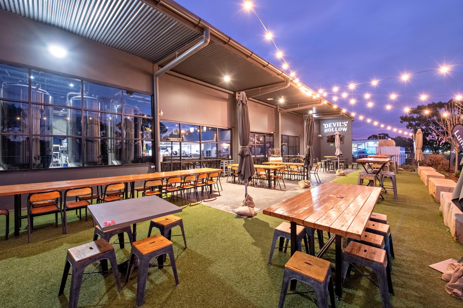 Dining at Devil's Hollow Brewery, Dubbo