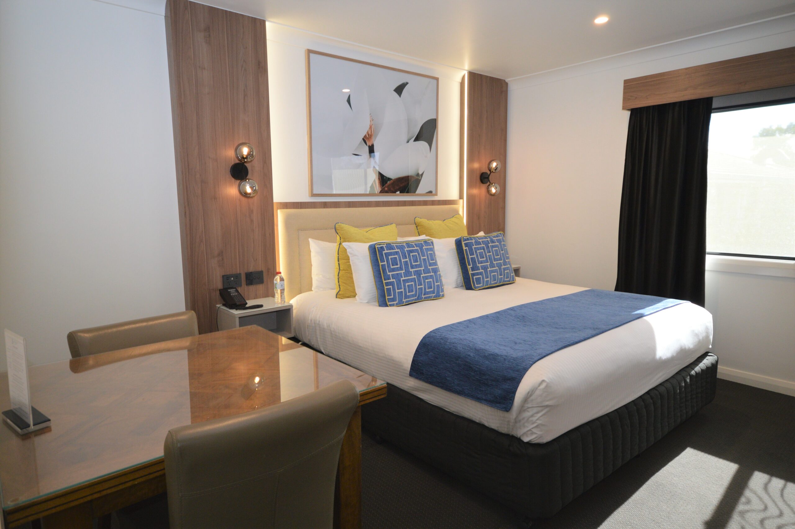 Elegantly appointed Premier King room at Bluegum Dubbo